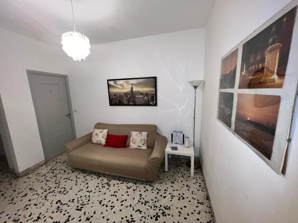 ein Wohnzimmer mit einer Couch und einer Lampe in der Unterkunft Centro Metro Montitiburtini 510 in Rom