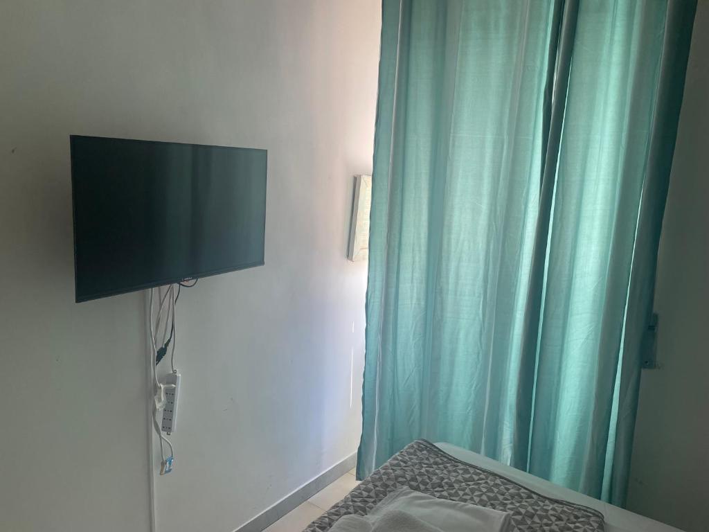 Telewizja i/lub zestaw kina domowego w obiekcie Dama HostelBB