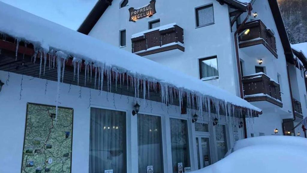 Hotel Popasul Regelui Transalpina v zimě