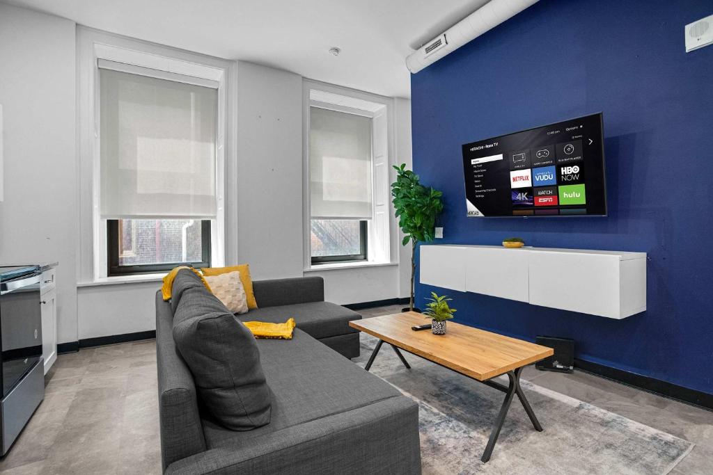 TV a/nebo společenská místnost v ubytování CozySuites Stunning 1BR in Downtown Pitts #7