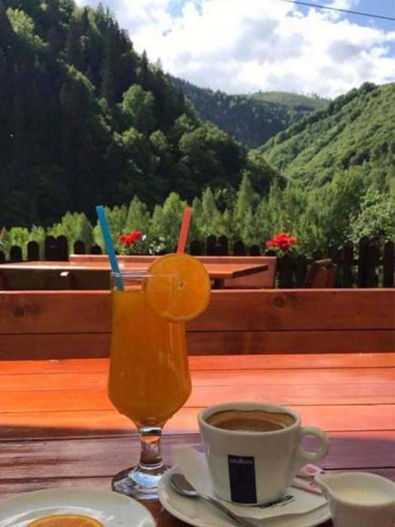 Nespecifikovaný výhled na hory nebo výhled na hory při pohledu z hotelu