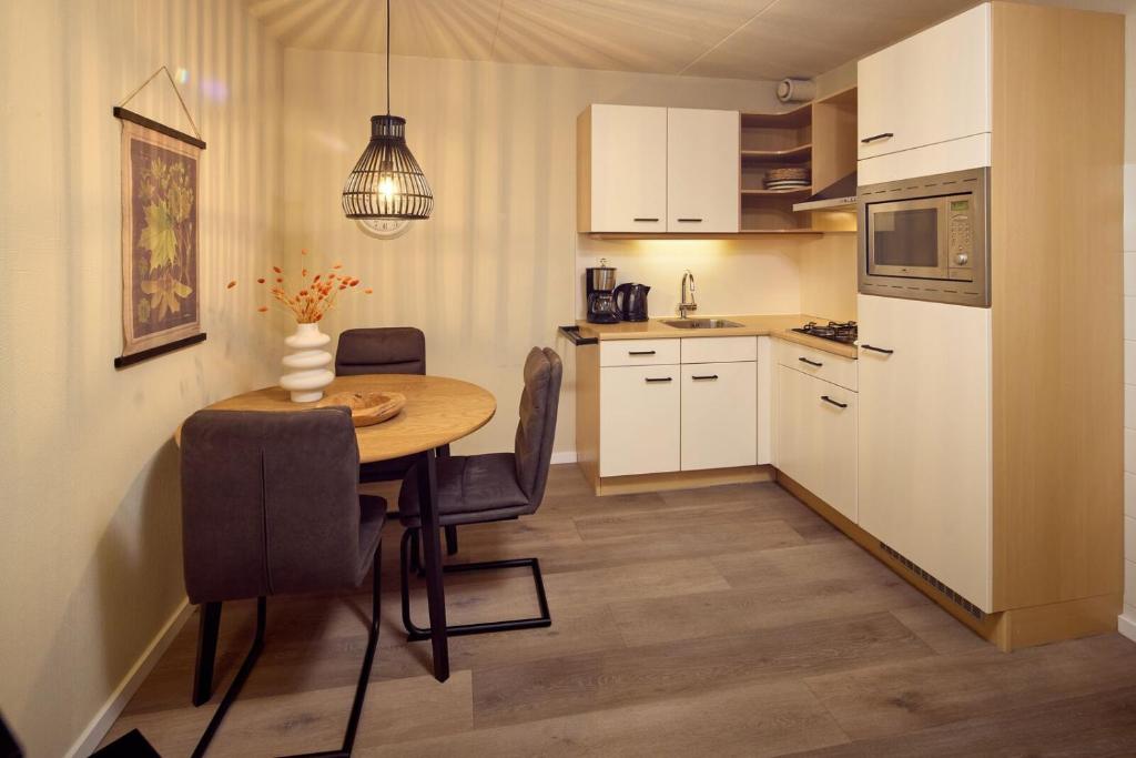 Kuchyň nebo kuchyňský kout v ubytování De Pelikaan Texel Appartementen