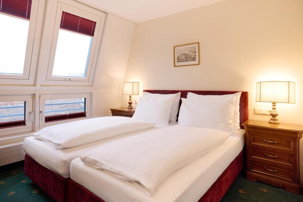 Llit o llits en una habitació de Graben Hotel