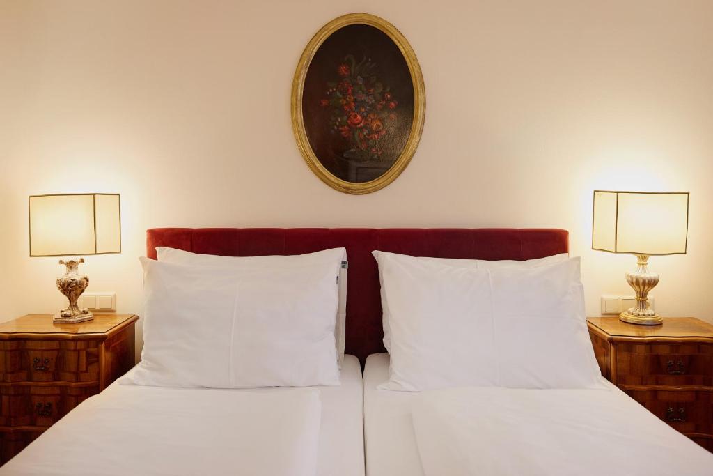 Llit o llits en una habitació de Graben Hotel