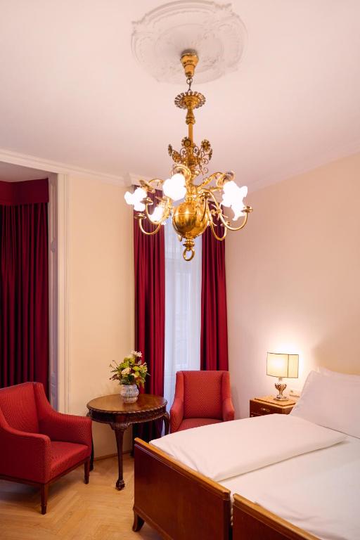 Llit o llits en una habitació de Graben Hotel