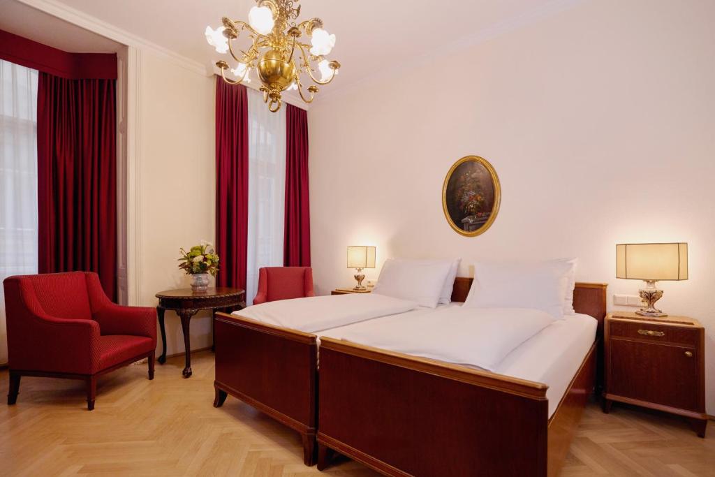 Llit o llits en una habitació de Graben Hotel