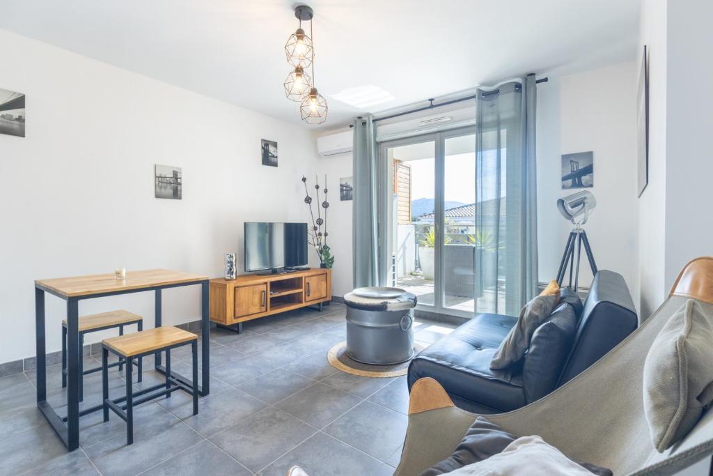 un salon avec un canapé et une table dans l'établissement Le Petit Cocon, à Marseille