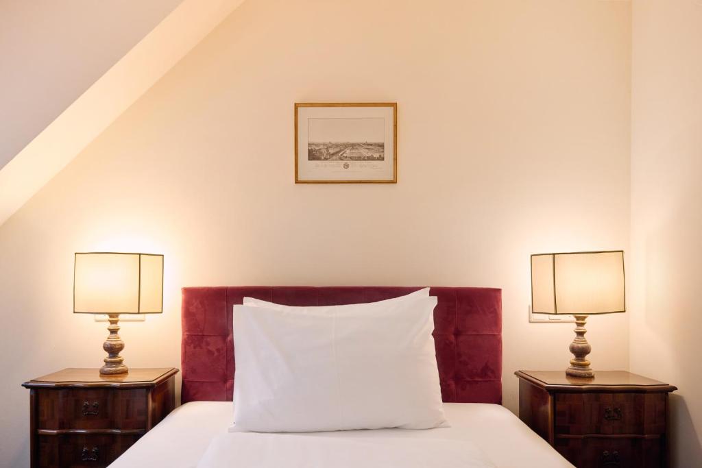 Llit o llits en una habitació de Graben Hotel