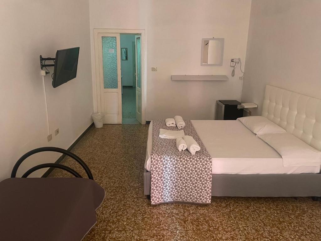 Łóżko lub łóżka w pokoju w obiekcie Dama HostelBB