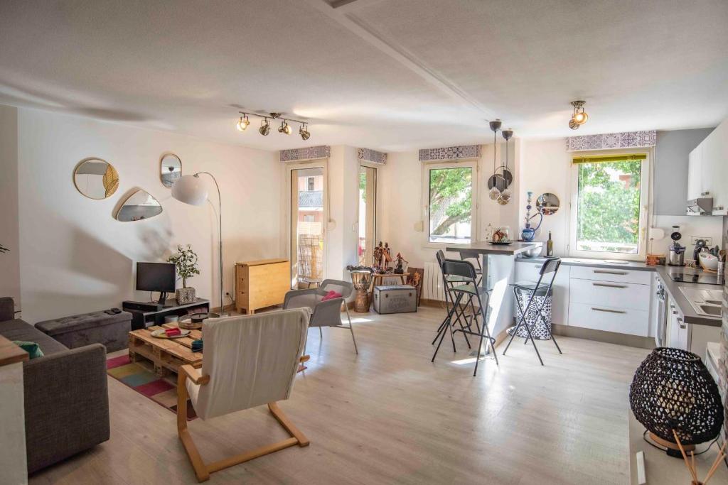 Photo de la galerie de l'établissement Nice 64 M2 Bright Well Decorated With Wifi, à Villeurbanne