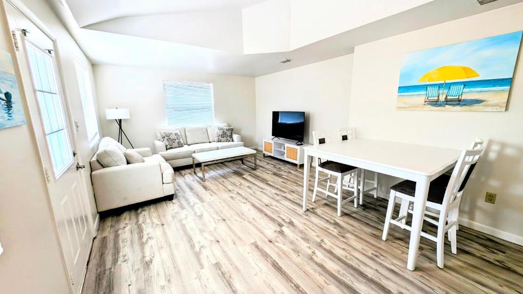 Телевизор и/или развлекательный центр в 2BR Tropical Retreat A 3Mins to Beach