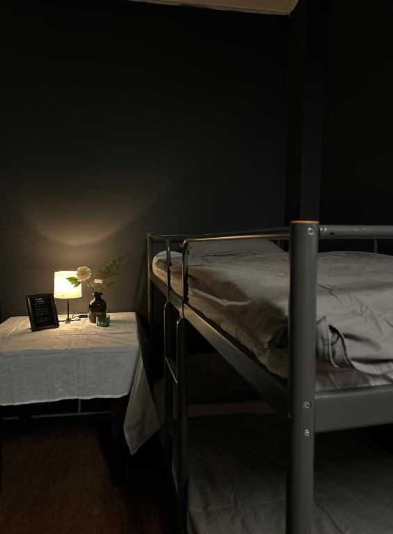 Postel nebo postele na pokoji v ubytování The Kliefs Vilnius - Virtual Check-In