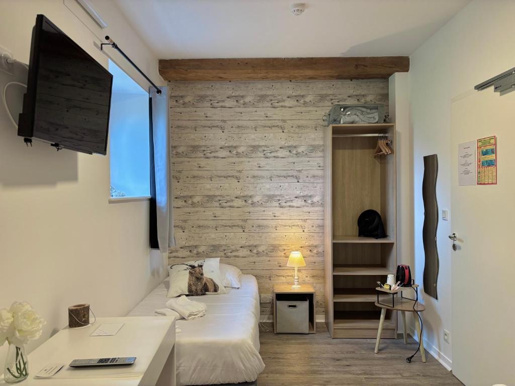TV a/nebo společenská místnost v ubytování Hôtel Restaurant le clos de l 'Ancien Pressoir