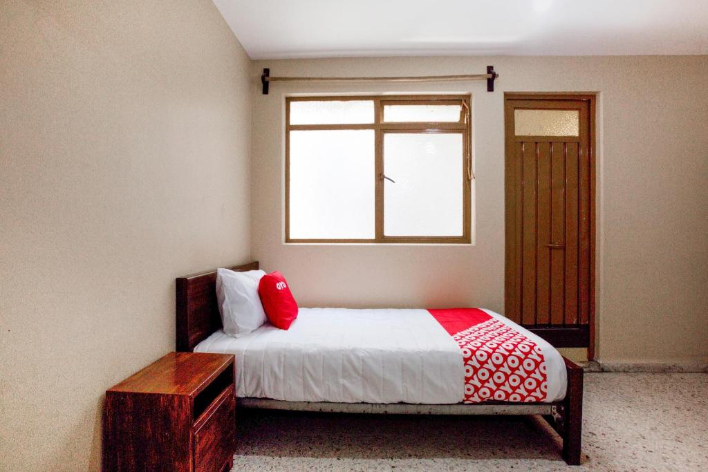Llit o llits en una habitació de OYO Hotel Emperador, Oaxaca