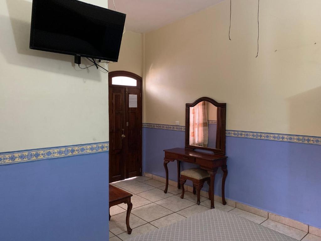 TV a/nebo společenská místnost v ubytování OYO Hotel Real de Cortés