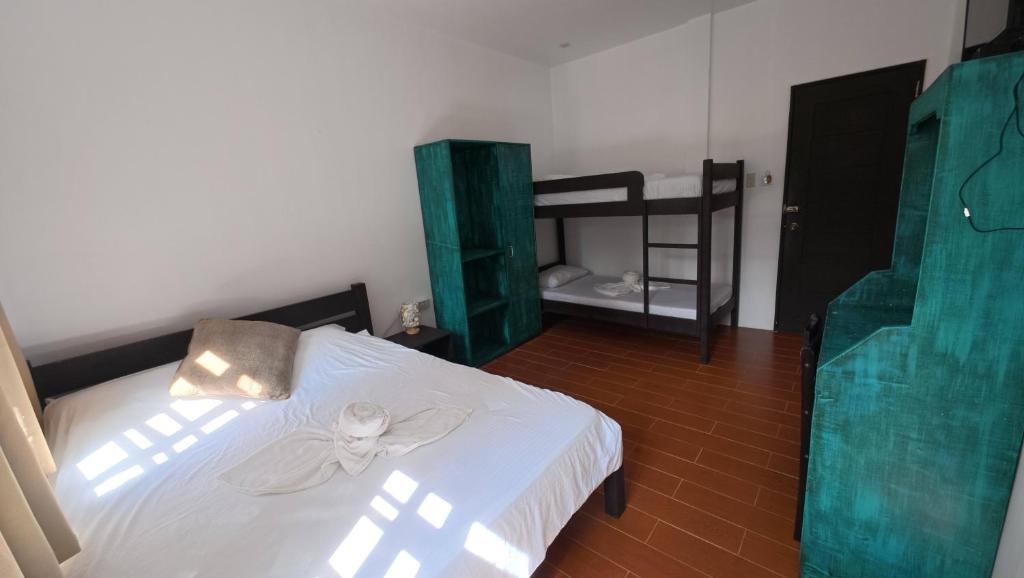 Letto o letti in una camera di FreeDive Inn
