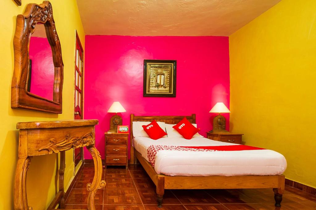 Postel nebo postele na pokoji v ubytování OYO Posada De Los Angeles, Pátzcuaro