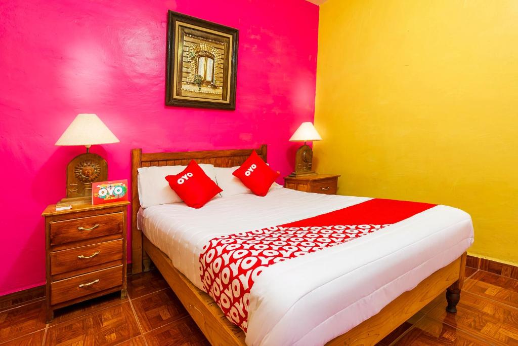 Postel nebo postele na pokoji v ubytování OYO Posada De Los Angeles, Pátzcuaro