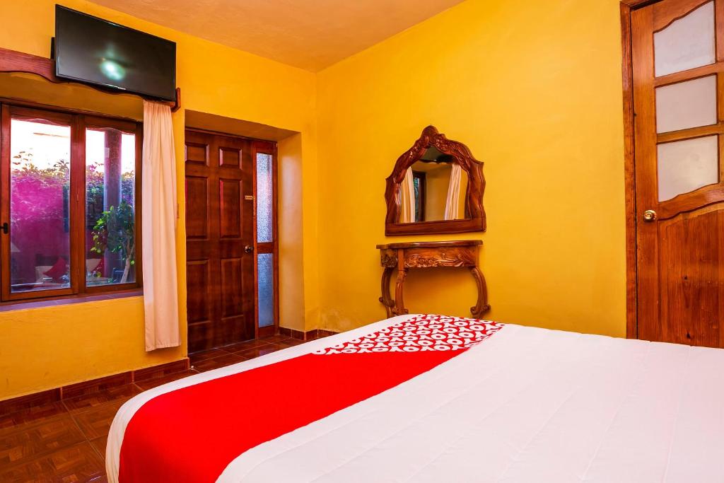 Postel nebo postele na pokoji v ubytování OYO Posada De Los Angeles, Pátzcuaro