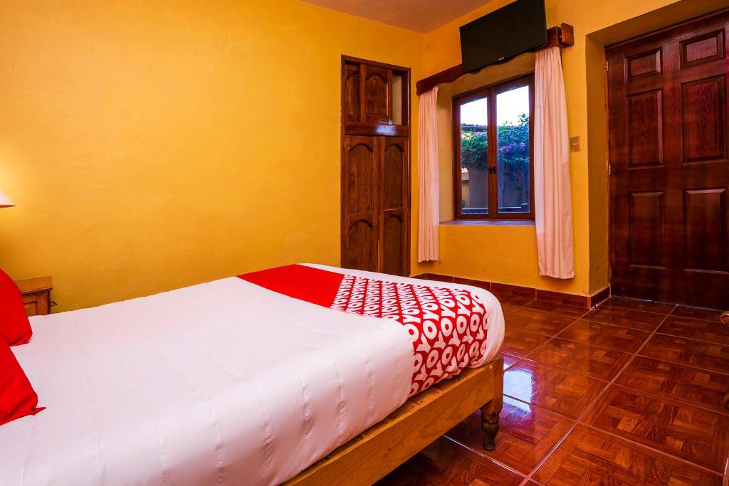 Postel nebo postele na pokoji v ubytování OYO Posada De Los Angeles, Pátzcuaro
