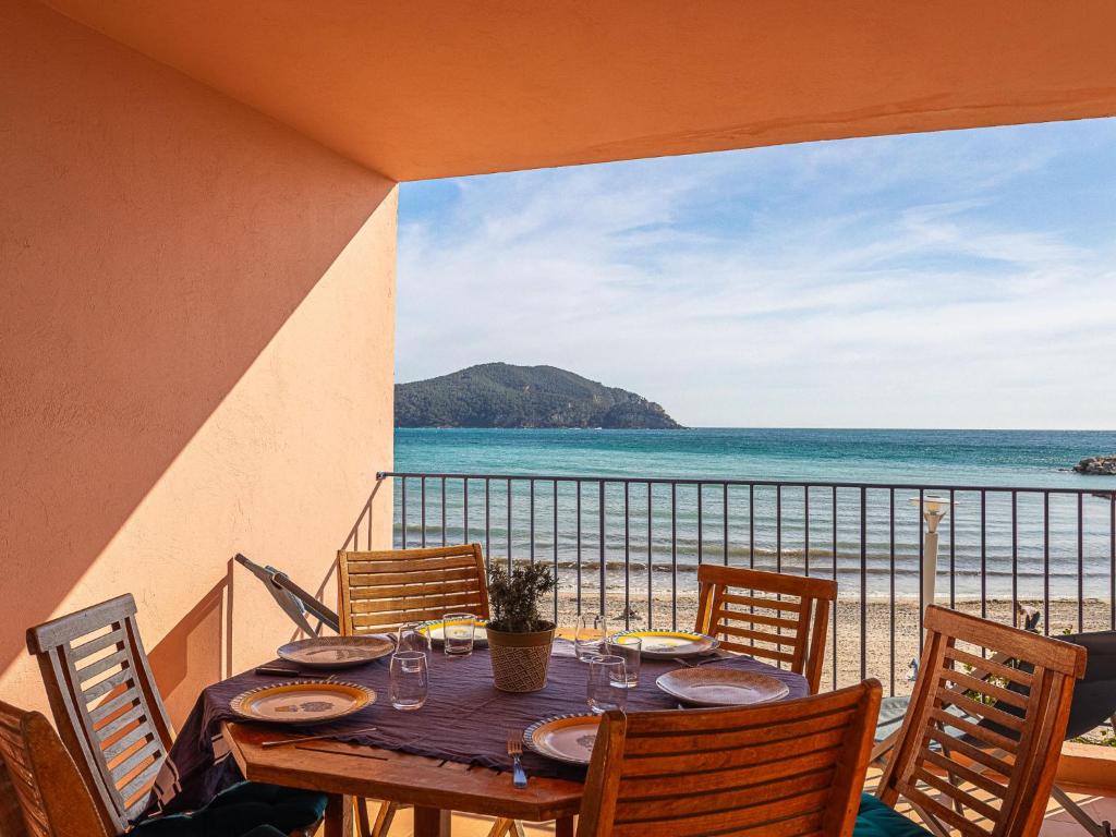 Una mesa en un balcón con vista al mar. en Apartment Baie des Lecques by Interhome, en Saint-Cyr-sur-Mer