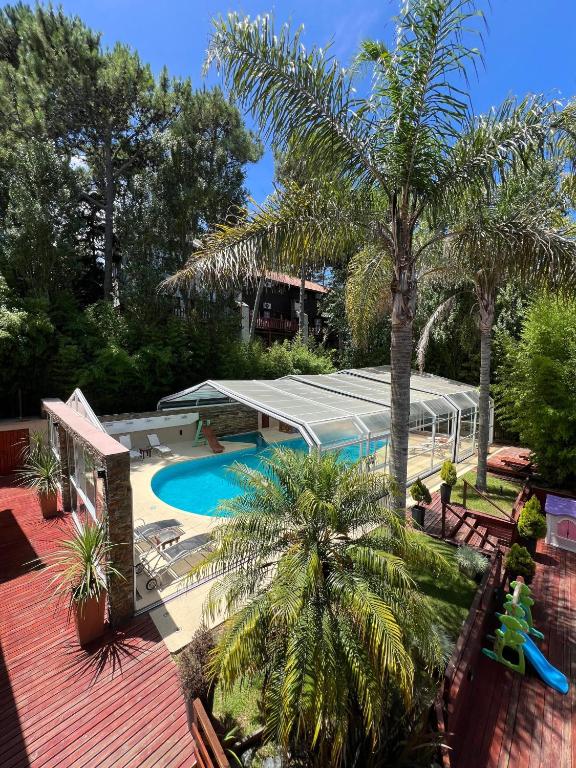 an overhead view of a pool with a canopy and palm trees at Carilo Princess in Carilo