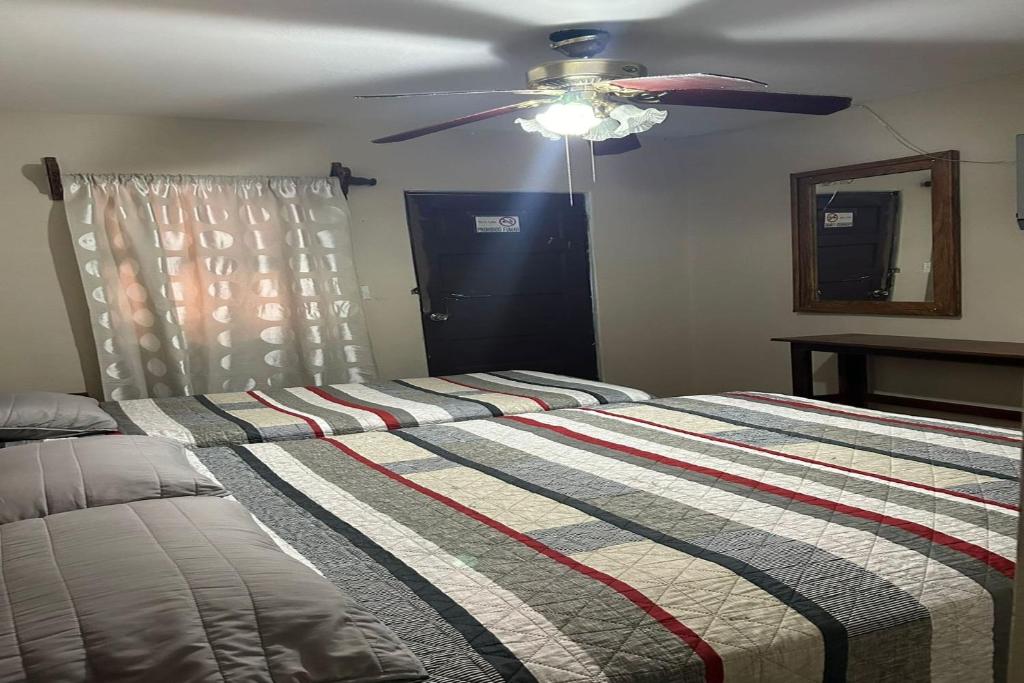 Postel nebo postele na pokoji v ubytování OYO Hotel Linda