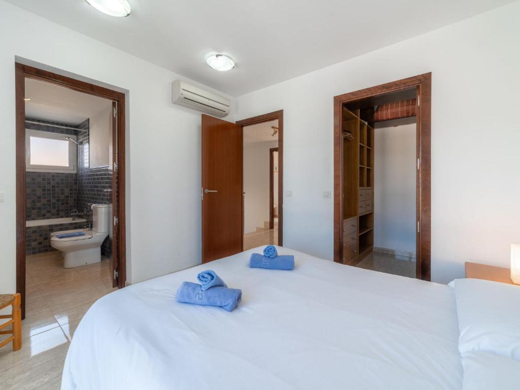 Postel nebo postele na pokoji v ubytování Holiday Home Les Savines by Interhome