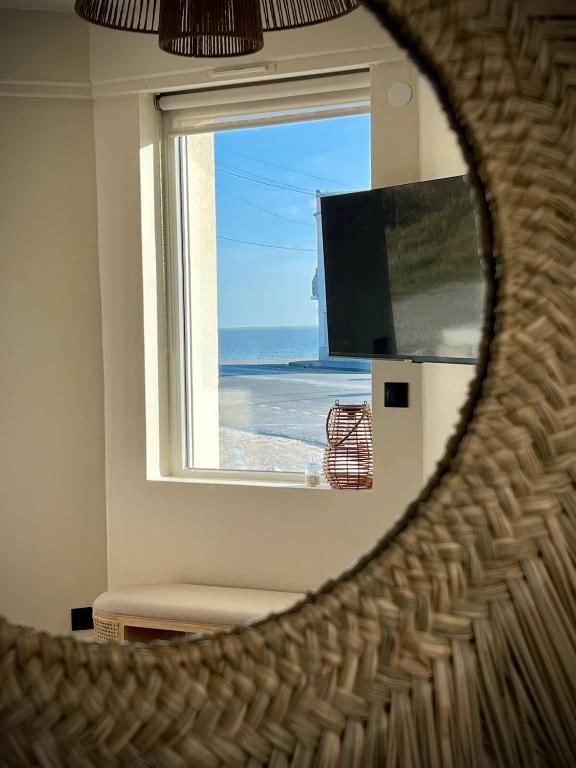 Cette chambre avec miroir offre une vue sur la plage. dans l'établissement La Suite Balinaise, vue mer et dunes - MALO'Cation, à Dunkerque