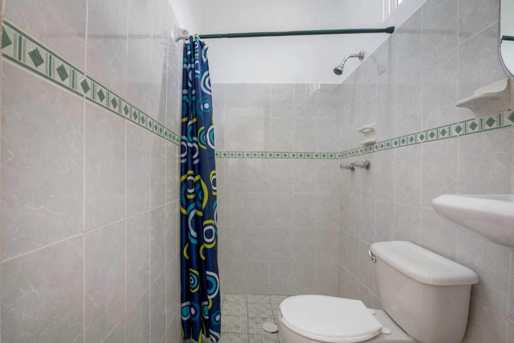 Koupelna v ubytování OYO Hotel Palma Real