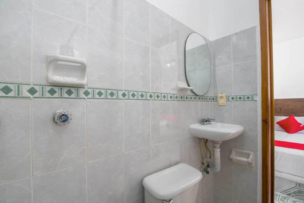 Koupelna v ubytování OYO Hotel Palma Real