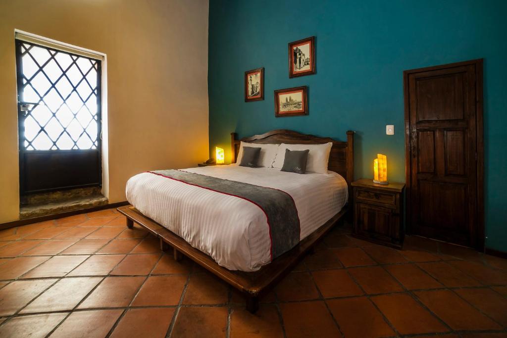 a bedroom with a large bed and a window at Collection O Al otro lado del rio, Puebla in Puebla