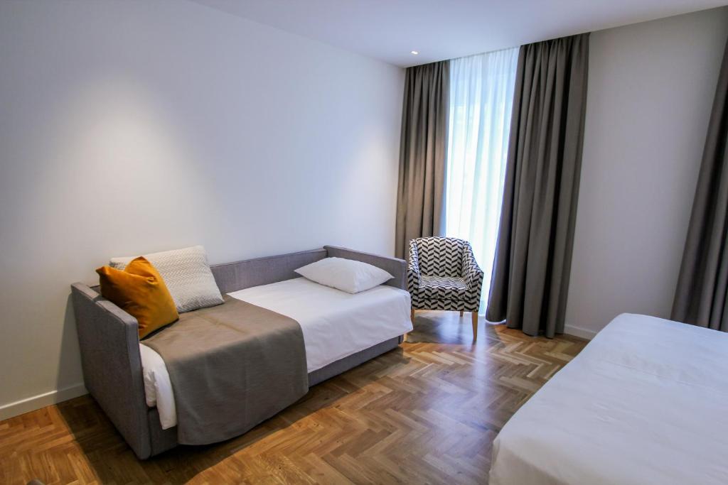 Ambassador Palace Hotel - Habitación Triple Superior Con Balcón