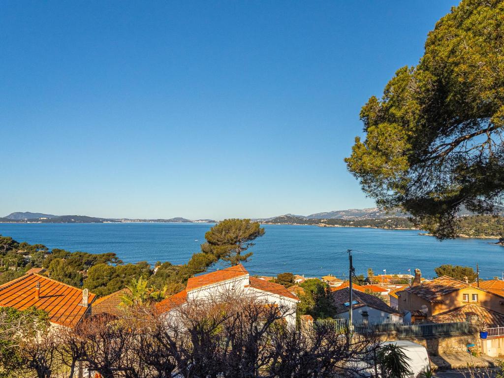 - une vue sur une ville à côté d'une masse d'eau dans l'établissement Villa Le Provençal by Interhome, au Pradet