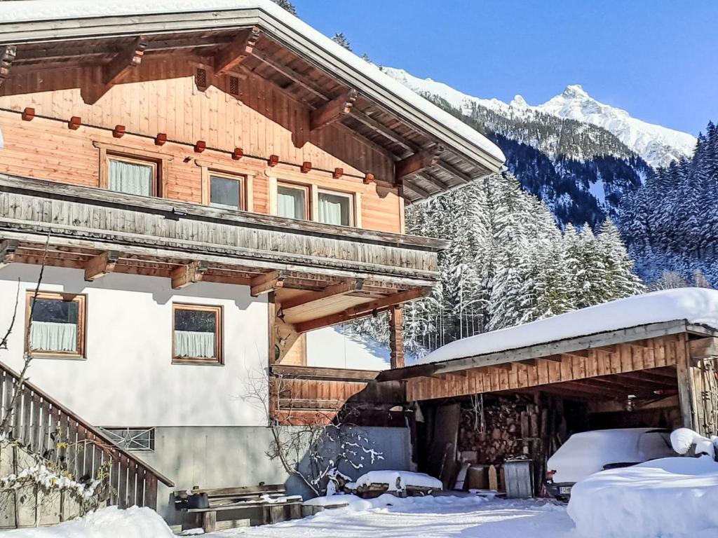 ギンツリングにあるApartment Wandegg by Interhomeの山々を背景にした雪の丸太小屋