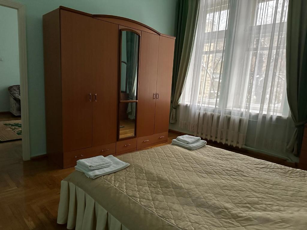 Postel nebo postele na pokoji v ubytování Sikorsky Hotel