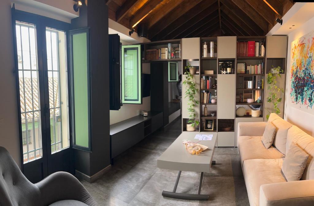 Część wypoczynkowa w obiekcie Komodo Gran Poder - Penthouse with Private Pool and Cozy twin bedroom central Apartment