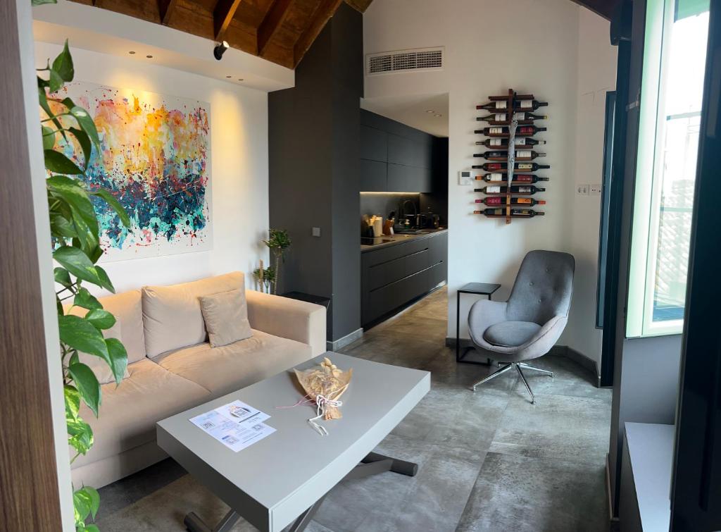 Część wypoczynkowa w obiekcie Komodo Gran Poder - Penthouse with Private Pool and Cozy twin bedroom central Apartment