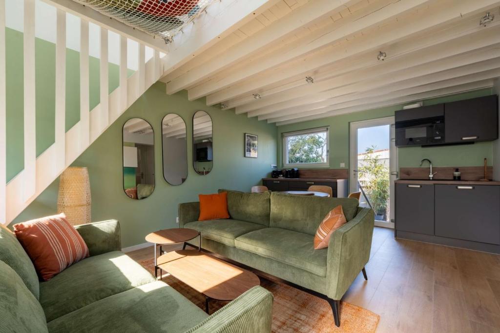 een woonkamer met een bank en een tafel bij OIQIA • Air Nomad • Vancouver in Valenciennes