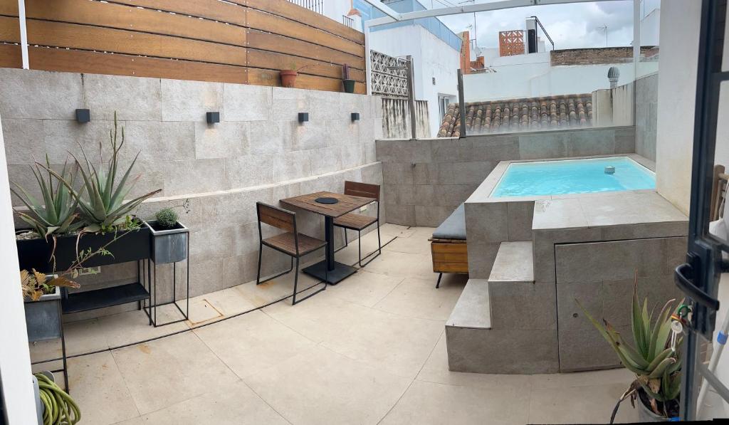 łazienka z basenem, stołem i krzesłami w obiekcie Komodo Gran Poder - Penthouse with Private Pool and Cozy twin bedroom central Apartment w Sewilli