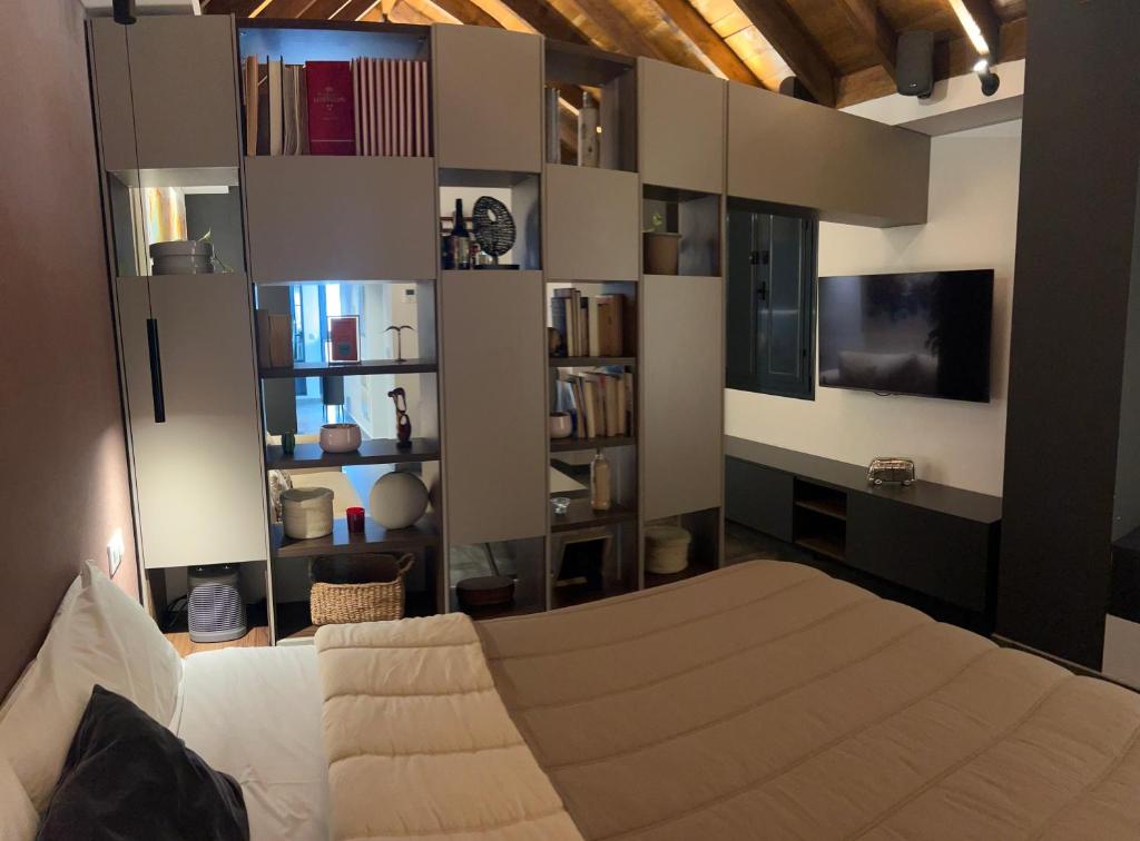 Telewizja i/lub zestaw kina domowego w obiekcie Komodo Gran Poder - Penthouse with Private Pool and Cozy twin bedroom central Apartment