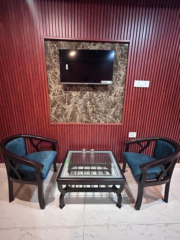 TV a/nebo společenská místnost v ubytování New Hotel Mahadev