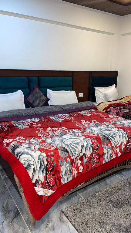Postel nebo postele na pokoji v ubytování New Hotel Mahadev