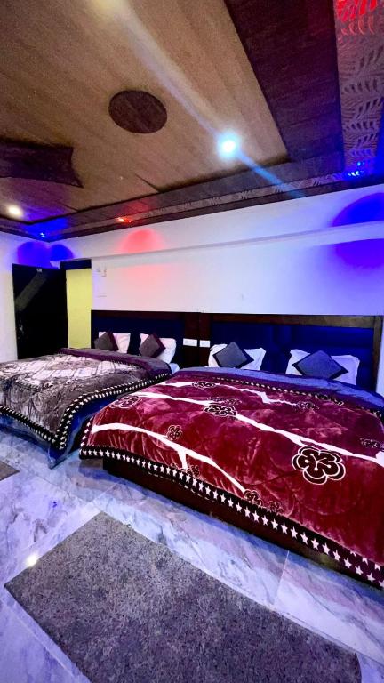 Postel nebo postele na pokoji v ubytování New Hotel Mahadev