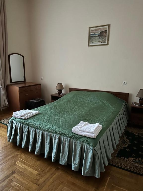 Postel nebo postele na pokoji v ubytování Sikorsky Hotel