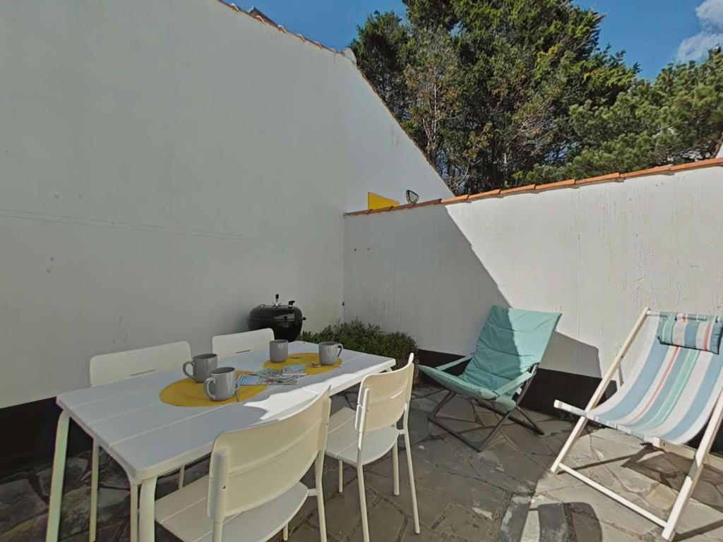 Gallery image of Maison cosy avec mezzanine, piscine chauffée, proche mer - 4 couchages - parking privatif - FR-1-224A-1 in Brétignolles-sur-Mer