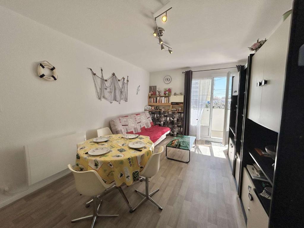 Photo de la galerie de l'établissement Appartement 2 pièces avec balcon, proche plage et commerces - 4 couchages - FR-1-224C-129, à Saint-Hilaire-de-Riez