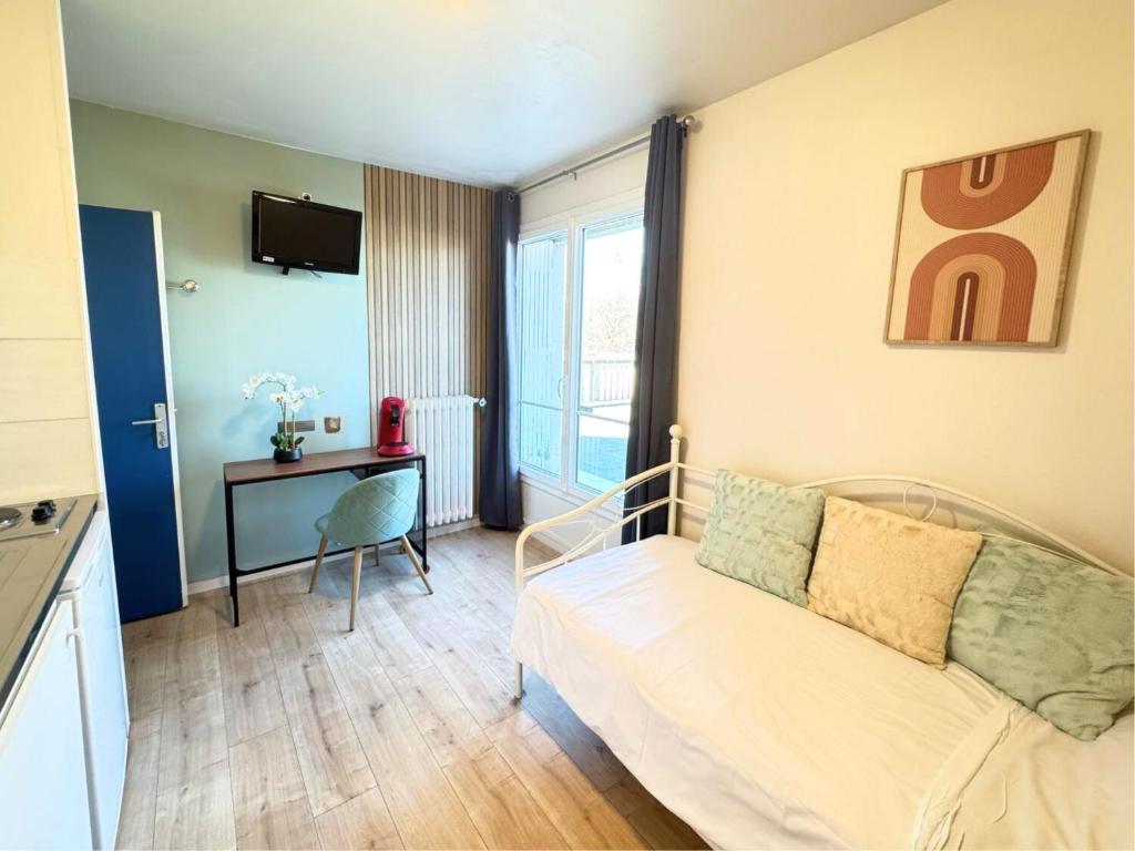 Телевизор и/или развлекательный центр в L'Escale Appartements et Suites en bord de Mer