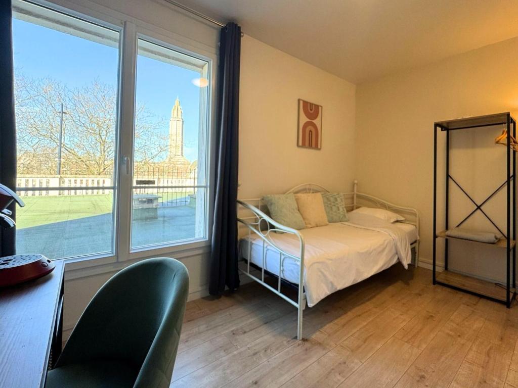 Кровать или кровати в номере L'Escale Appartements et Suites en bord de Mer