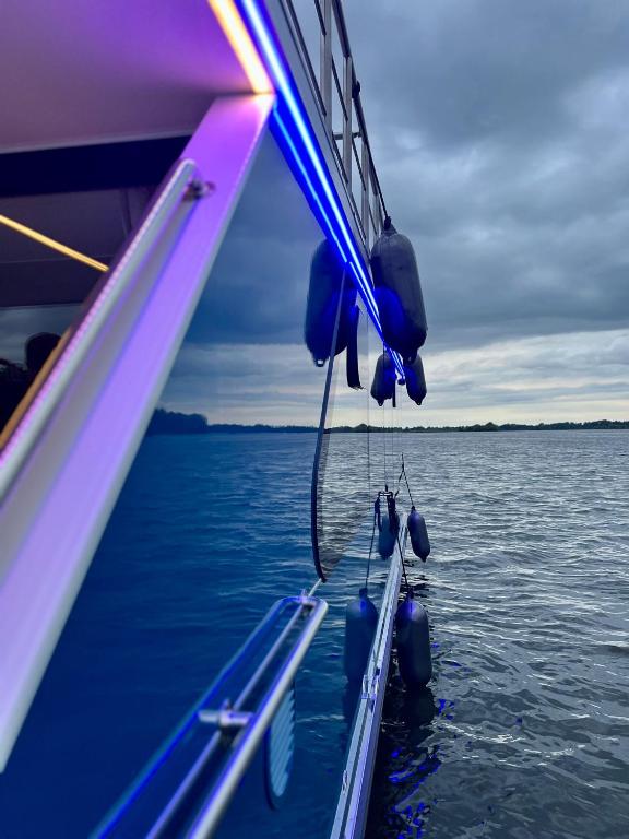 a view of the bow of a boat in the water at Nena Hausboot in Berlin